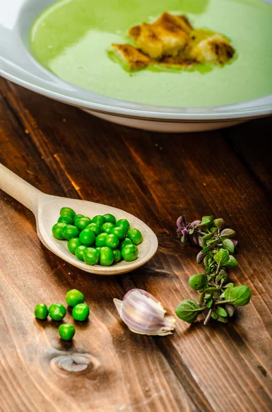 若いエンドウ豆のスープ — ストック写真