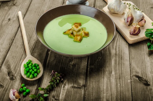 Suppe aus jungen Erbsen — Stockfoto