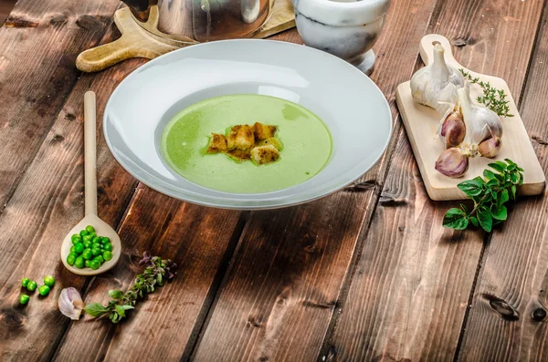 Sopa de guisantes jóvenes —  Fotos de Stock