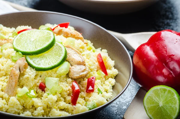 Couscous met gegrilde kippenvlees en groenten — Stockfoto