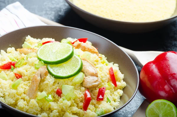 Couscous met gegrilde kippenvlees en groenten — Stockfoto