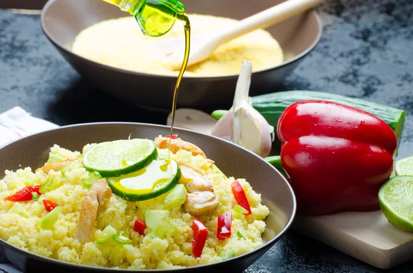 Couscous met gegrilde kippenvlees en groenten — Stockfoto