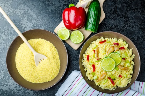 Couscous met gegrilde kippenvlees en groenten — Stockfoto