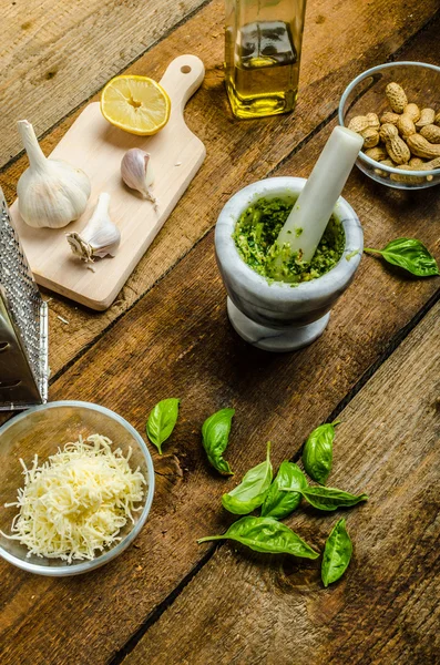 Making pesto — Stock Photo, Image