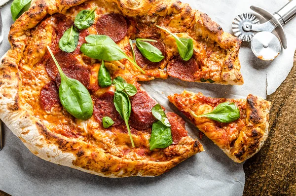 Rustikale Pizza — Stockfoto