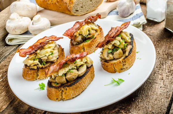 Rustieke breakfast - brood, toast, paddestoelen, eieren — Stockfoto