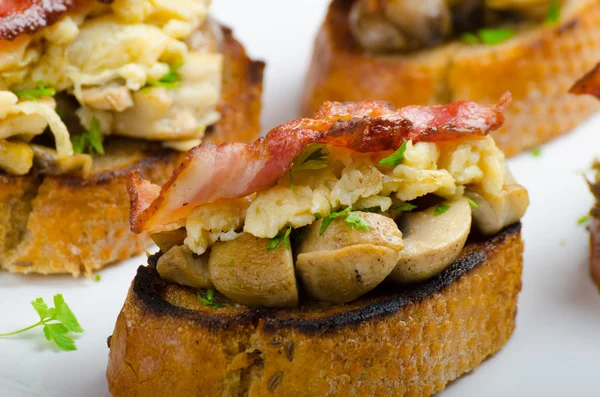 Rustieke breakfast - brood, toast, paddestoelen, eieren — Stockfoto