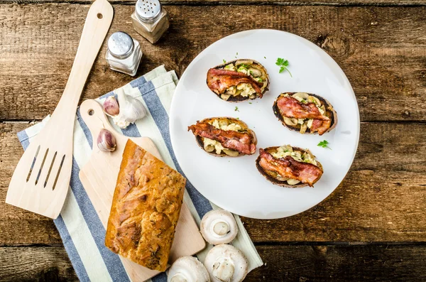 Desayuno rústico pan tostado, champiñones, huevos — Foto de Stock