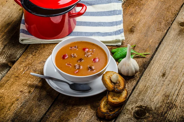 Γκούλας σούπα με τραγανό σκόρδο τοστ — Φωτογραφία Αρχείου