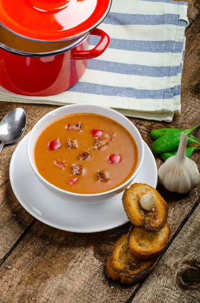 Goulash soup with crispy garlic toast — Stock Photo, Image