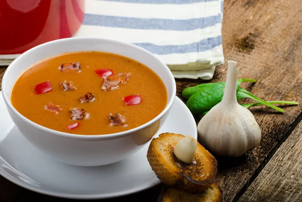 Goulash soep met knapperige knoflook toast — Stockfoto