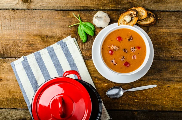 Goulash soup with crispy garlic toast — Stock Image Goulash soup with crispy garlic toast Stock Photo