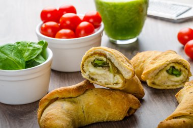 Mini Calzone rulo otlar ve peynir ile