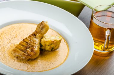 Kırmızı biber soslu tavuk köfte