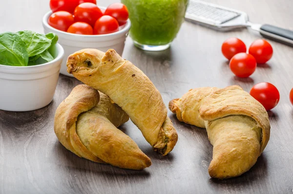 Mini Calzone roll met kruiden en kaas — Stockfoto