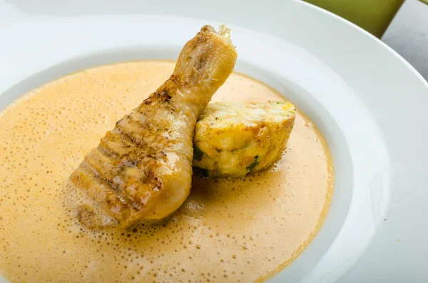 Pollo con salsa al peperoncino, gnocchi — Foto Stock