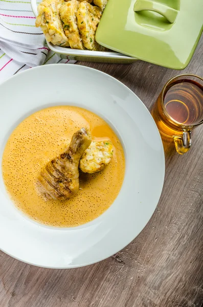 Kyckling med röd paprika sås, dumplings — Stockfoto