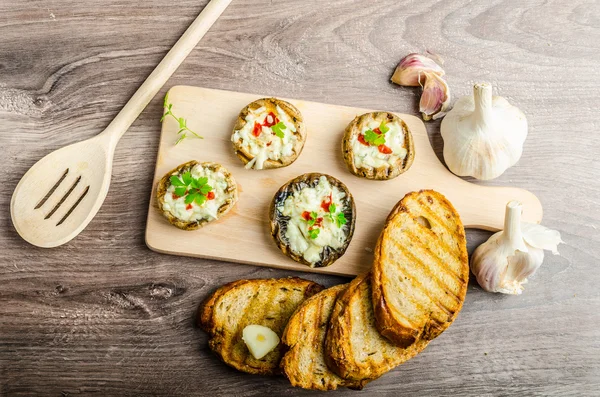 Cogumelos grelhados queijo recheado e pimenta — Fotografia de Stock