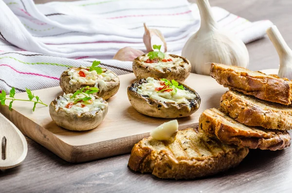 Champiñones a la parrilla relleno de queso y chile —  Fotos de Stock