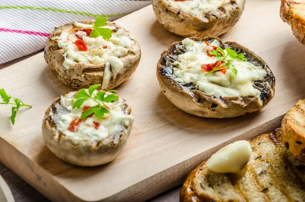Funghi alla griglia ripieni di formaggio e peperoncino — Foto Stock