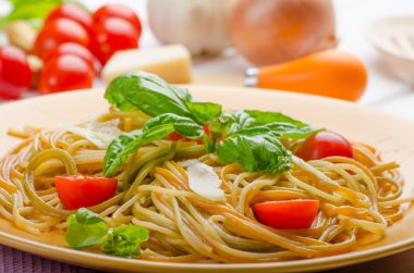 Kiraz domates, fesleğen ve fındık ile limon makarna