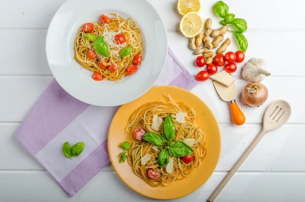 Pastas de limón con tomates cherry, albahaca y nueces — Foto de Stock