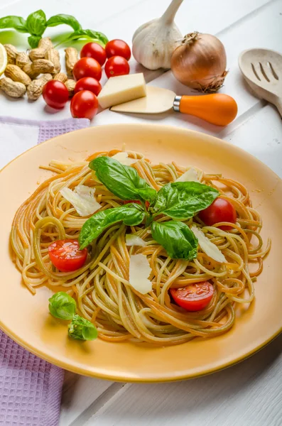 체리 토마토, 바 질, 견과류와 레몬 파스타 — 스톡 사진