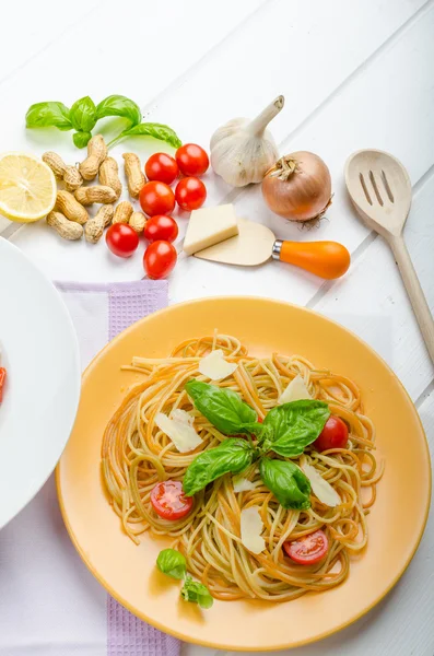 Pasta al limone con pomodorini, basilico e noci — Foto Stock