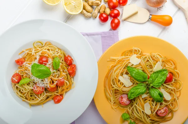 Citroen pasta met cherry tomaten, basilicum en noten — Stockfoto