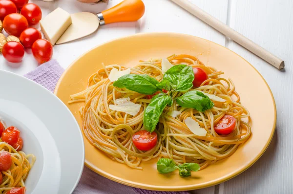 Lemon pasta with cherry tomatoes, basil and nuts — Stock Photo, Image