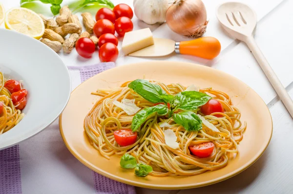 Citroen pasta met cherry tomaten, basilicum en noten — Stockfoto