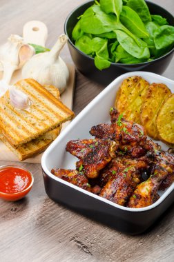 Panini ekmeği ile yapışkan tavuk kanadı sarımsak