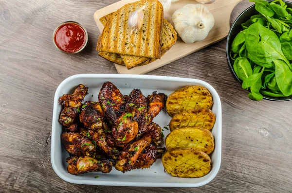 Sticky chicken wings with garlic panini bread — Stock Photo, Image