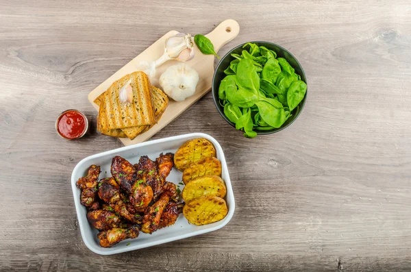 Sticky chicken wings with garlic panini bread — Stock Photo, Image