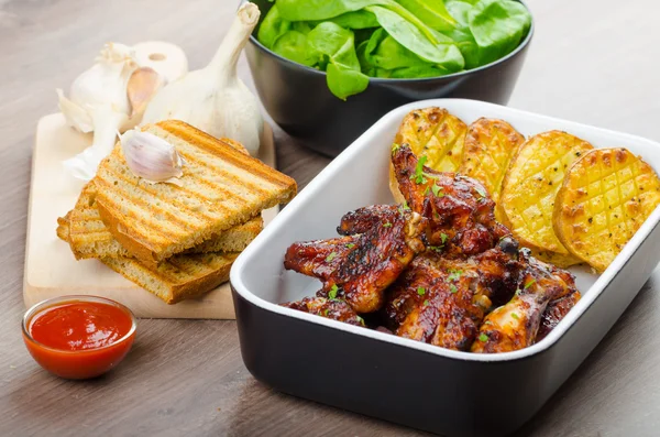 Sticky chicken wings with garlic panini bread — Stock Photo, Image