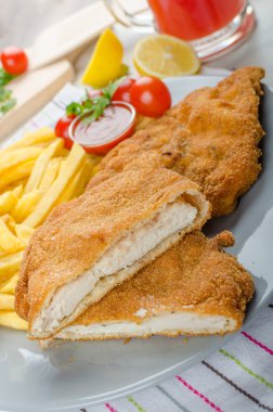 Şnitzel ile patates kızartması ve baharatlı bir dalış