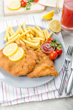Şnitzel ile patates kızartması ve baharatlı bir dalış