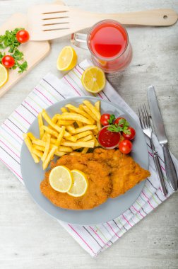 Şnitzel ile patates kızartması ve baharatlı bir dalış