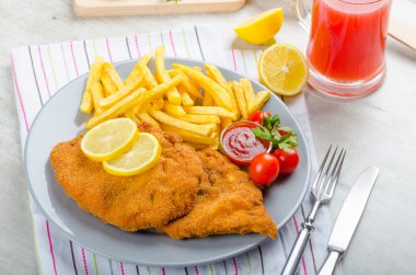 Şnitzel ile patates kızartması ve baharatlı bir dalış