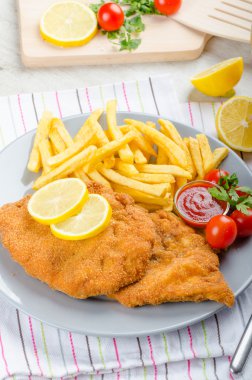 Şnitzel ile patates kızartması ve baharatlı bir dalış