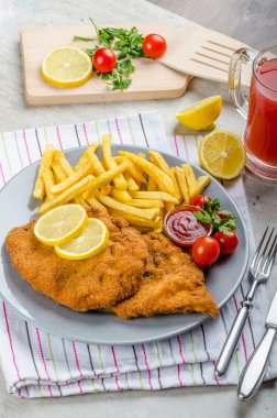 Şnitzel ile patates kızartması ve baharatlı bir dalış