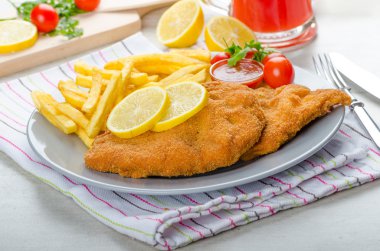 Şnitzel ile patates kızartması ve baharatlı bir dalış