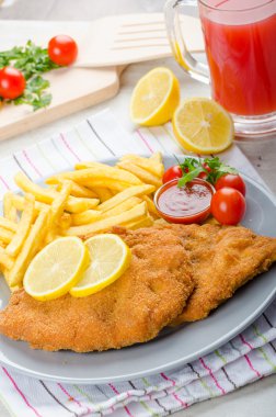 Şnitzel ile patates kızartması ve baharatlı bir dalış