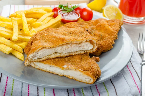 Schnitzel con patatine fritte e un tuffo piccante — Foto Stock