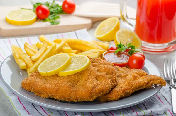 Schnitzel con patatine fritte e un tuffo piccante — Foto Stock