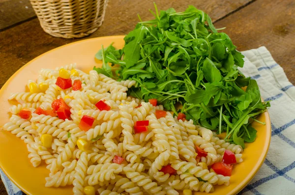 Pasta salad with vegetable and arugula salad with olive oil — Stock Photo, Image