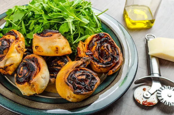 Caracoles de pizza, minipizza con ensalada y parmagio — Foto de Stock