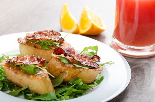 French toast with honey and bacon — Stock Photo, Image