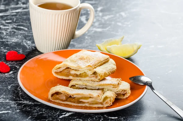 Hausgemachter Apfelkuchen mit schwarzem Tee — Stockfoto