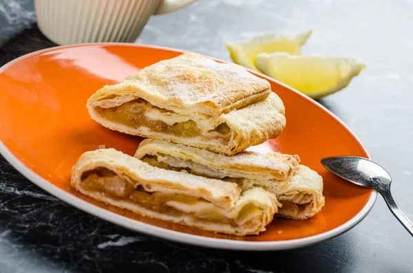 Tarte aux pommes maison au thé noir — Photo